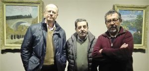Tres representantes de la Junta Directiva posan junto a obras de Regoyos.